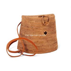 Sac à bandoulière en rotin fait main, sac à main tissé naturel, léger, tendance pour un style décontracté et moderne en provenance du Vietnam - Product Image 1