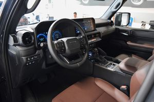 โตโยต้า แลนด์ ครุยเซอร์ VX ไฮบริด ปี 2026 รถ SUV 7 ที่นั่ง ไฟหน้า LED ยาง R20 เกียร์อัตโนมัติ เบาะหนัง |   พร้อมส่งออก - Product Image 2