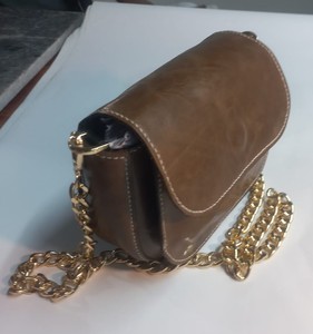 Sac à bandoulière en cuir véritable pour usage quotidien avec chaînes et fermeture magnétique, facile à transporter - Product Image 5