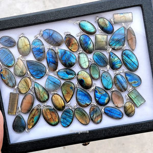 Pendentif en pierre précieuse de labradorite naturelle, cabochon, avec flash multicolore, labradorite de forme et de taille variées, lot de pendentifs, marque Rajasthan Dhorgems - Product Image 1