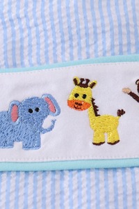 Mameluco de Bebé Niño con Bordado de Animales en Tela Seersucker Azul, Traje Infantil Personalizado, Proveedor de Ropa de Bebé de Algodón - Product Image 2