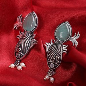 Pendientes colgantes de moda con diseño de pez en piedra de óxido verde menta - Product Image 1