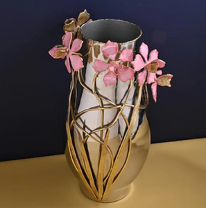 Juego de dos jarrones de aluminio dorado martillado de diferentes alturas, ambos contienen flores artificiales blancas para una declaración decorativa - Product Image 2