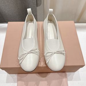 Chaussures pour femmes de haute qualité, personnalisées, en cuir vintage, plates, à bout peu profond, style Mary Jane, avec motif personnalisable - Product Image 1