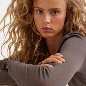 Tops cortos de algodón transpirable a la moda para mujer al por mayor, Top corto liso con estampado de verano de media manga y cuello redondo con logotipo personalizado - Product Image 3