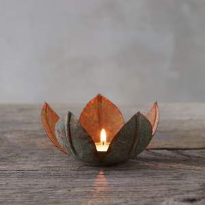 Porte-bougie en métal au look élégant et unique avec des motifs modernes ou traditionnels pour ajouter du style et de la chaleur aux salons - Product Image 2