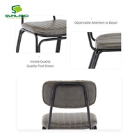 Chaise rembourrée de style vintage pour intérieur, structure en acier avec couleurs personnalisées, mobilier robuste pour hôtel, restaurant, bistrot