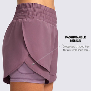 Short de course 2 en 1 pour femmes respirant fitness entraînement gymwear tenue d'été oem avec logo personnalisé et marque de distributeur - Product Image 3