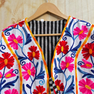 เสื้อแจ็คเก็ตผ้าฝ้ายปักลายดอกไม้แบบซูซานีสีชมพูอินเดีย  งานปักมือ เป็นมิตรกับสิ่งแวดล้อม ระบายอากาศได้ดี  สำหรับผู้หญิง  แบบเปิดด้านหน้า สไตล์ลำลอง  เสื้อคลุมสำหรับฤดูหนาว - Product Image 3