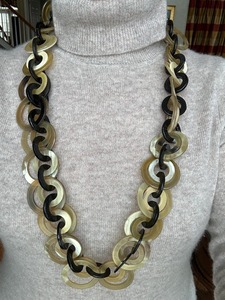 Collar de Cuerno de Búfalo Estilo Tribal, Accesorio Étnico Hecho a Mano - Product Image 4