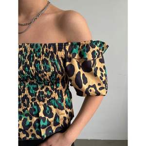 เสื้อผู้หญิงคอวีสีเขียวมรกตยี่ห้อ Topshow ขายส่งเสื้อเชิ้ตลายเสือดาว - Product Image 2