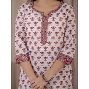 Traje de estilo indio étnico de algodón con estampado a mano en bloques blancos y rosas, kurta, pantalón y salwar Anarkali. - Product Image 2