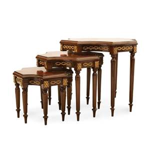 Ensemble de tables de service gigognes classiques de luxe en bois avec design octogonal et accents décoratifs dorés sculptés à la main - Product Image 3