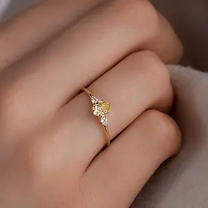 VVS safir kuning Moissanite potongan Oval cincin pertunangan 14K emas kuning dengan pir sisi batu tiga batu aksen cincin pengantin