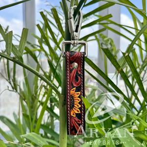 Porte-clés en cuir véritable taillé à la main tournesol petit bracelet Porte-clés en cuir véritable de style occidental Porte-clés en cuir de vachette personnalisé pour femmes - Product Image 1