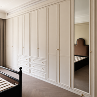 Armoire moderne de luxe sur mesure avec portes battantes cintrées, éclairage LED intégré, placard de chambre écologique, vente directe d'usine, sur mesure