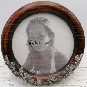 Tradebyd Cadre photo décoratif en bois Affichage de photos élégant fait main pour le bureau et la décoration intérieure - Product Image 1