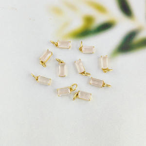 Cuarzo Rosa 22K chapado en oro 8x4mm Baguette Prong Set Birthstone Pendant para la fabricación de joyas y regalos - Product Image 3