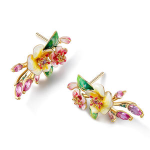 ต่างหูเงินแท้เคลือบลายดอกแพร์ Jeulia Whimsical Beauty - Product Image 2