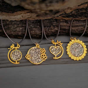 Colgante dorado de pirita peruana de alta calidad, Chips de cristal reales galvanizados de alto grado, joyería de moda elegante, piedras preciosas curativas - Product Image 3