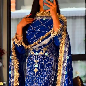 เสื้อท็อปวินเทจลายดอกไม้ถักทอจากผ้าเครปธรรมชาติ VISHNU K DESIGN พร้อมกางเกงโดติ ซัลวาร์ และผ้าคลุมไหล่ปักลายด้วยเครื่องจักร น้ำหนัก 900 กรัม ทรงหลวม - Product Image 1