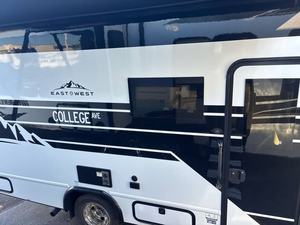Nouveau camping-car 2026 E-a-s-t To W-e-s-t C-o-l-l-e-g-e A-v-e-n-u-e 2201-S : Meilleure option disponible - Product Image 2