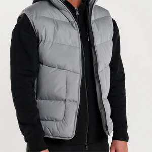 Gilet noir-Design élégant et fonctionnel avec poches latérales pratiques et détails haut de gamme pour un confort et un style quotidiens - Product Image 5