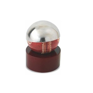 Juego de escritorio de pelota de cricket de metal Premium de proveedor indio para amantes del cricket o espacios de oficina y regalos disponibles para la venta - Product Image 1