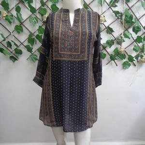 Tunique imprimée numérique de qualité supérieure Kurti avec des motifs artistiques uniques conçus pour les femmes modernes disponibles au prix de gros - Product Image 1