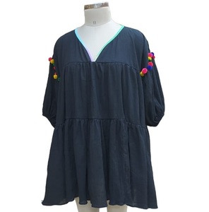 Mini vestido de algodón negro sólido con mangas abullonadas estilo dulce y escote en V con escote ligero con pompón en el hombro - Product Image 1