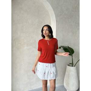 Jupe mi-longue brodée de fleurs rouges pour femme Topshow – Produit en gros - Product Image 3