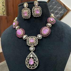 Conjunto de Collar y Aretes de Alta Calidad con Baño de Oro y Diseño Kundan para Bodas, Colección para Mujer - Product Image 1