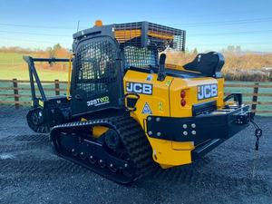 Minicargadora JCB 325T Forestmaster con Trituradora Forestal, Desbrozadora y Garra para Trabajos de Desbroce y Vegetación - Product Image 4