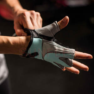 Low MOQ Premium Quality Half-<b>Finger</b> Weightlifting Gloves for Adults Latest Design with Gym Applicability - Product Image 5