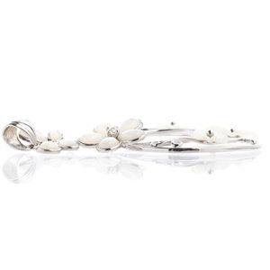 Collier pendentif papillon et fleurs en acier inoxydable plaqué rhodium avec diamant et perle - Product Image 6