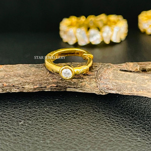 Conjunto de bisel de oro macizo de 14 quilates, pendiente de aro Huggie de diamante natural, joyería fina. - Product Image 2