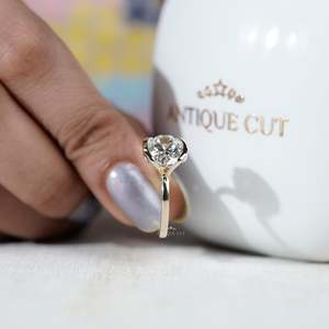 Bague de fiançailles ovale en or jaune avec diamant solitaire serti clos Est-Ouest - Product Image 6