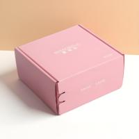 Boîte d'expédition en carton rose de luxe avec fermeture éclair, forme personnalisée, pelliculage mat et doublure en mousse pour chaussettes et sous-vêtements
