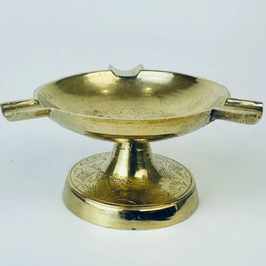 Cenicero de latón indio tradicional con diseño grabado a mano, perfecto para temas de decoración del hogar culturales y étnicos - Product Image 1