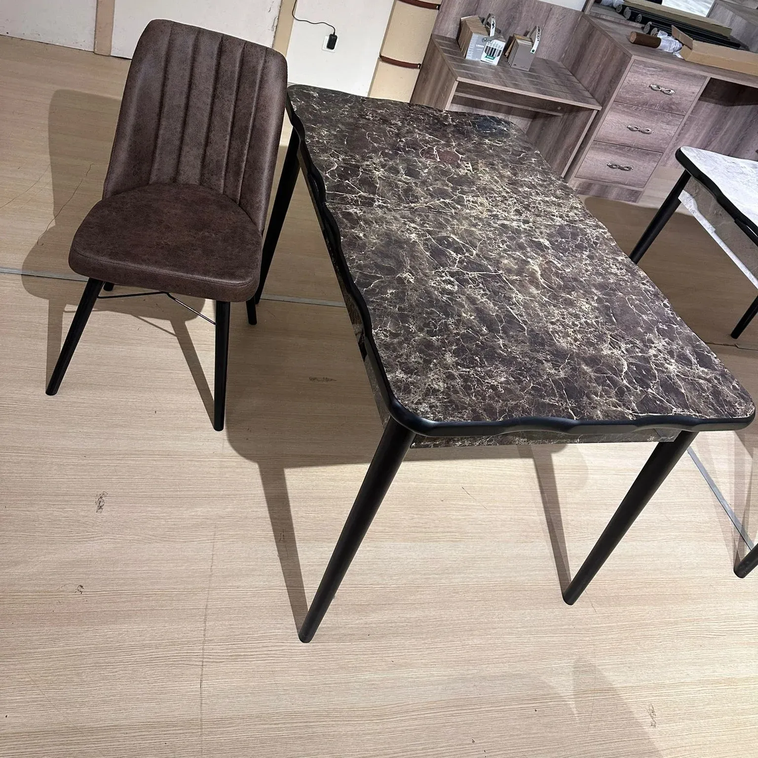 Kostengünstiger Tisch mit 6 Stühlen Marmor-Satz Tisch mit Massivholzbeinen Großhandelspreise türkischer Möbel intelligenter Tisch