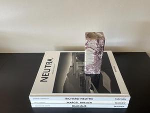 حامل شموع عمود رخامي برفيري عتيق إيطالي ، ديكور رخامي أنيق ، تصميم أنيق وصفي - Product Image 2