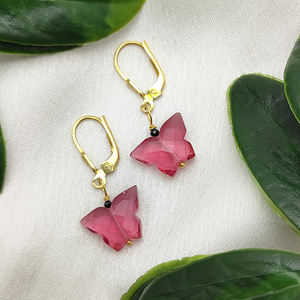 Boucles d'oreilles en argent sterling à la mode en forme de papillon en quartz rose sculpté avec fil plaqué or - Product Image 3