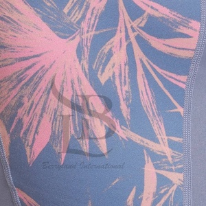 เสื้อกันผื่นสำหรับผู้หญิงแบบมีน้ำหนักเบา OEM สำหรับการฝึกออกกำลังกายการพิมพ์โลโก้แบบกำหนดเอง - Product Image 6