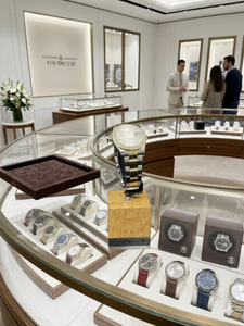 Nuevo Diseño Moderno de Exhibidor de Relojes de Acrílico Transparente con Base Metálica, Impresión de Logotipo Gratuita, Promoción para Tiendas y Escaparates - Product Image 6