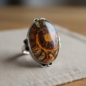 แหวนอัมโมไนต์พลอยแท้ งานแฮนด์เมด ชุบเงินแท้ สไตล์วินเทจ - Product Image 3