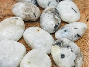 Pierre de lune arc-en-ciel naturelle personnalisable en gros a dégringolé des pierres précieuses de quartz en vrac de différentes tailles et formes - Product Image 4