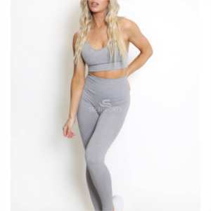 Gran oferta de ropa deportiva personalizable de cintura alta para mujer, conjunto de gimnasio cómodo de dos piezas para mujer con MOQ bajo - Product Image 1