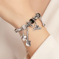 Bracelet personnalisé vintage à thème musical avec breloques en forme de cœur, pendentifs guitare, microphone, batterie, piano et plaque en laiton en forme de cœur LOVE