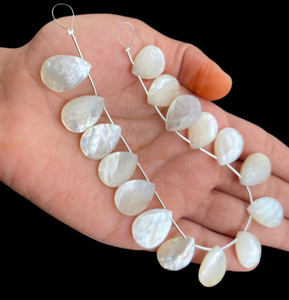 Perles de nacre à facettes en forme de poire blanche naturelle pour la fabrication de bijoux pour les artisans et les bijoutiers - Product Image 2