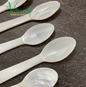 Cuchara de caviar clásica de madreperla blanca natural Cucharas artesanales vietnamitas Perfectas para servir caviar caro Tamaño 10,5 cm - Product Image 4